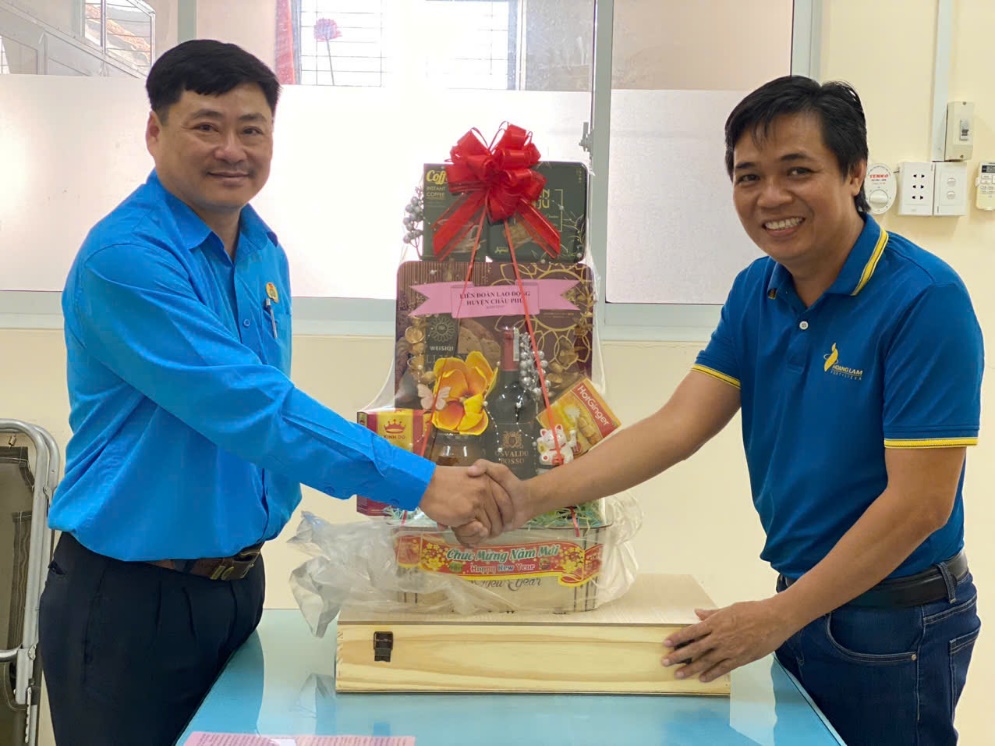 F:\8. Tin Bai\7. Tham hoi tang qua Tet\z6234346198130_9b5db58854f8109ea0733ef34c696a9c.jpg