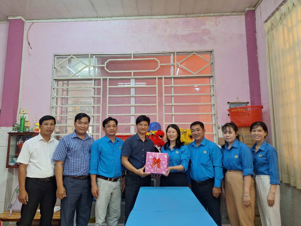 Liên đoàn Lao động huyện An Phú thăm doanh nghiệp nhân dịp đầu năm mới