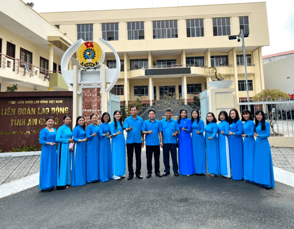 Nữ cán bộ, công chức cơ quan Liên đoàn Lao động tỉnh hưởng ứng “Tuần lễ Áo dài” năm 2025