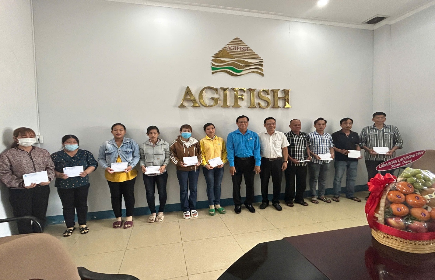 D:\0. Ban TG-NC\Luu anh cac Hoat dong\Tham DN thang CN\anh nen\Tang qua Thuy San-min.jpg