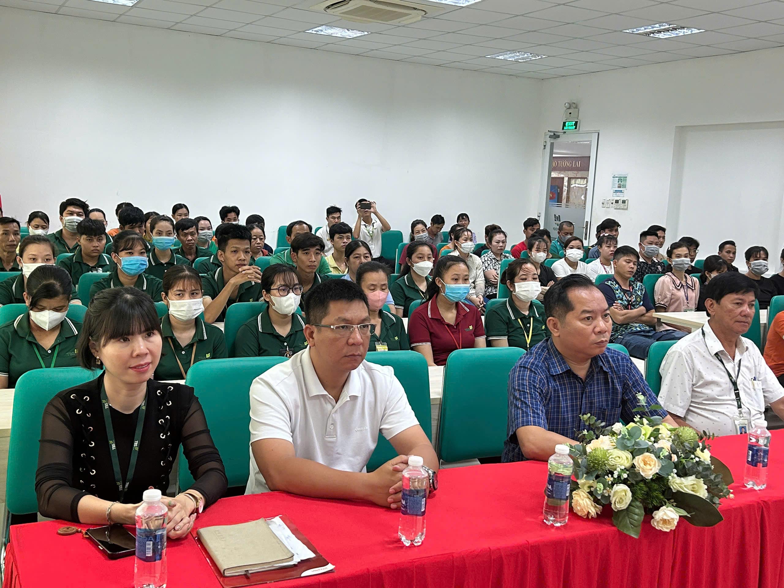 D:\0. Ban TG-NC\Luu anh cac Hoat dong\Tham DN thang CN\anh nen\Ban TGD TBS-min.jpg