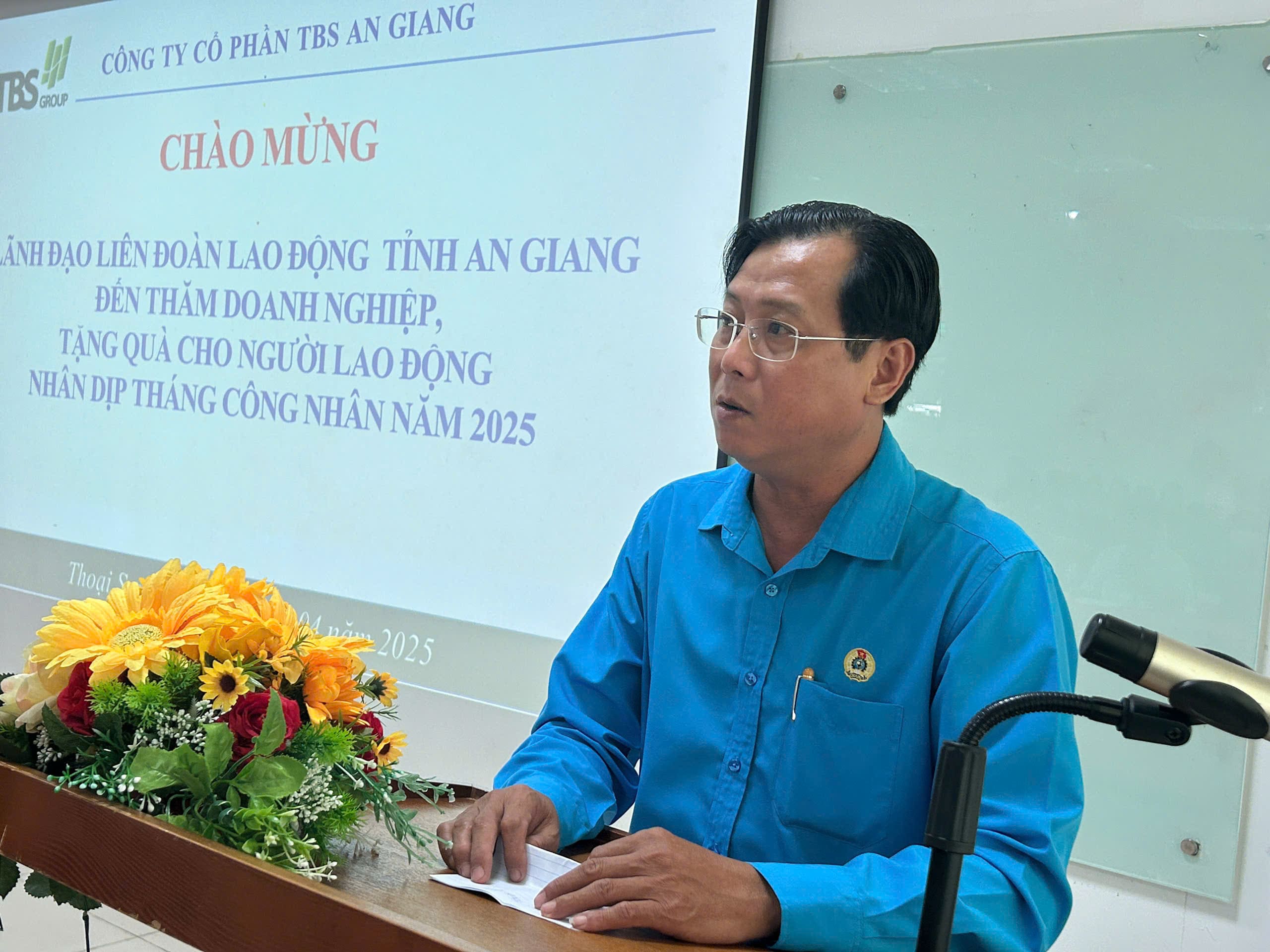 D:\0. Ban TG-NC\Luu anh cac Hoat dong\Tham DN thang CN\anh nen\Dc Tien phat bieu-min.jpg