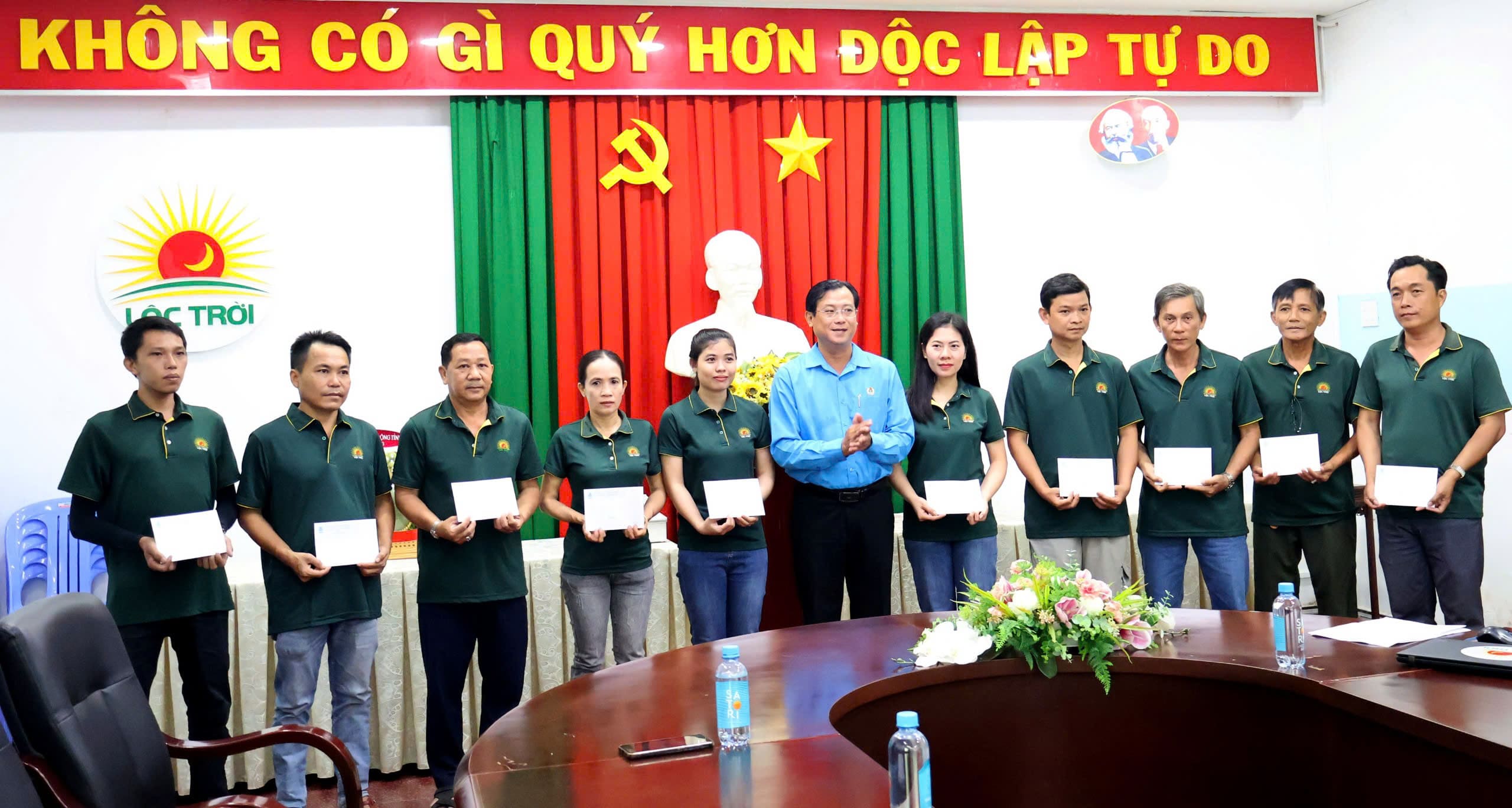 D:\0. Ban TG-NC\Luu anh cac Hoat dong\Tham DN thang CN\anh nen\Loc troi-min.jpg