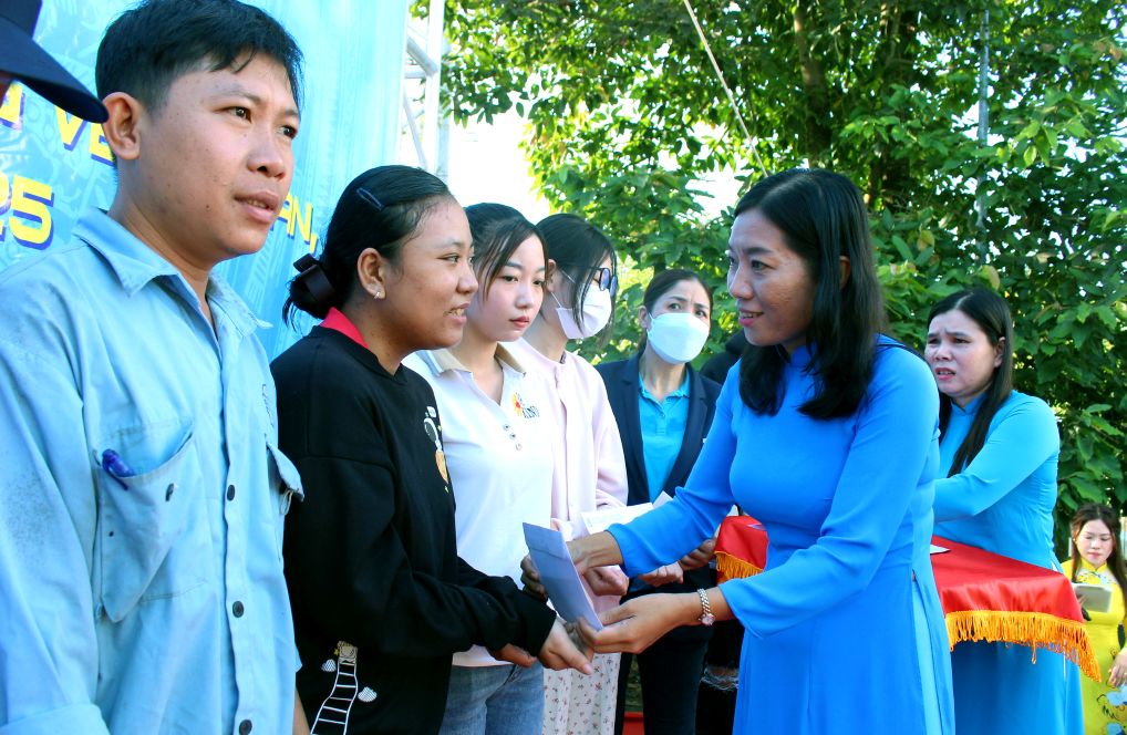 D:\0. Ban TG-NC\Luu anh cac Hoat dong\Thang CN 2025\Thang-Cong-Nhan-Tren-12.JPG