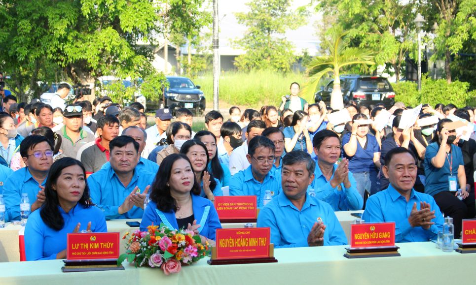 D:\0. Ban TG-NC\Luu anh cac Hoat dong\Thang CN 2025\Thang-Cong-Nhan-Tren-03.JPG