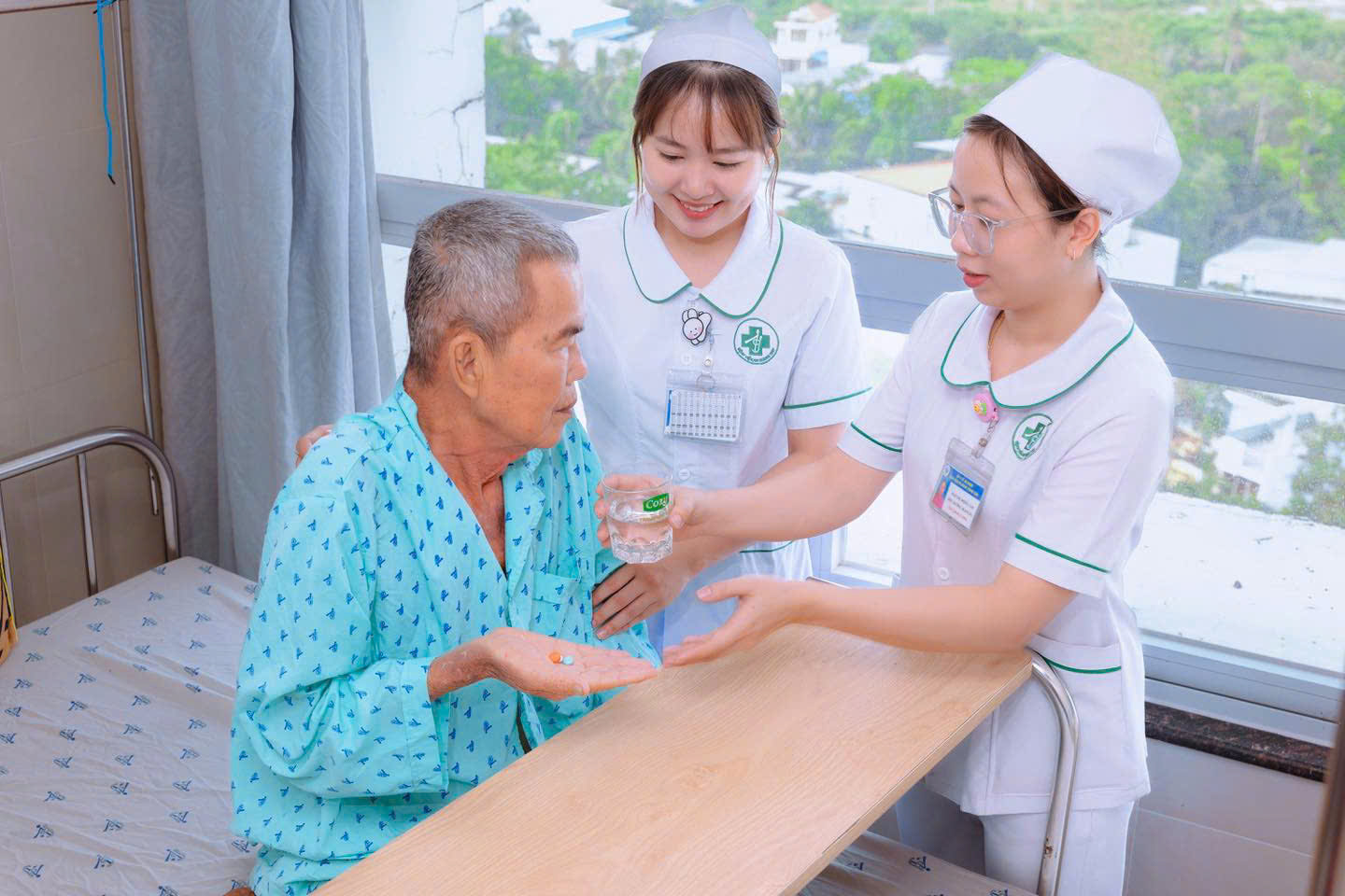 A nurse giving a patient a medicine
AI-generated content may be incorrect.
