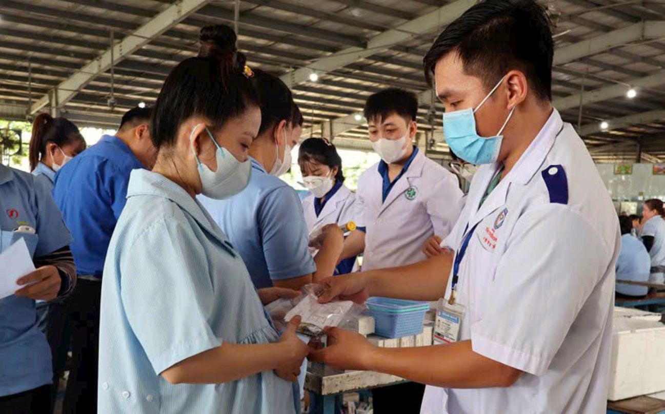 Cấp thuốc miễn phí với các bệnh thông thường. Ảnh: Mỹ Hạnh