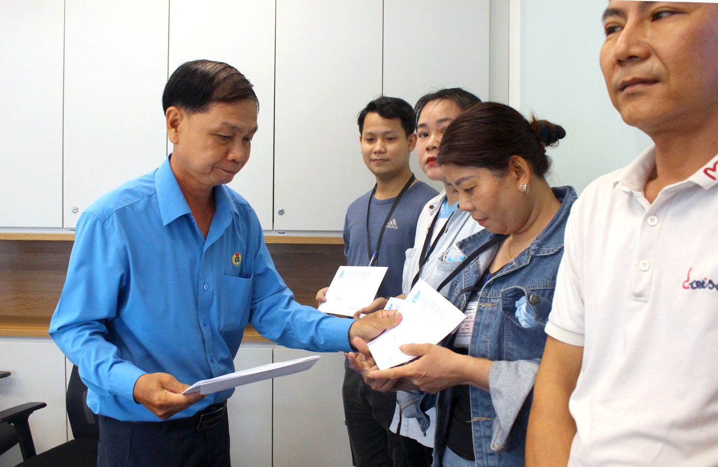 Ông Trần Lưu Phong - Chủ tịch Công đoàn các khu công nghiệp tỉnh An Giang trong lần thăm hỏi, tặng quà cho đoàn viên đang làm việc tại Khu công nghiệp Bình Hòa. Ảnh: Lâm Điền
