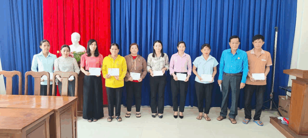 Liên đoàn Lao động thị xã Tịnh Biên trao 48 phần quà cho đoàn viên, người lao động có hoàn cảnh khó khăn